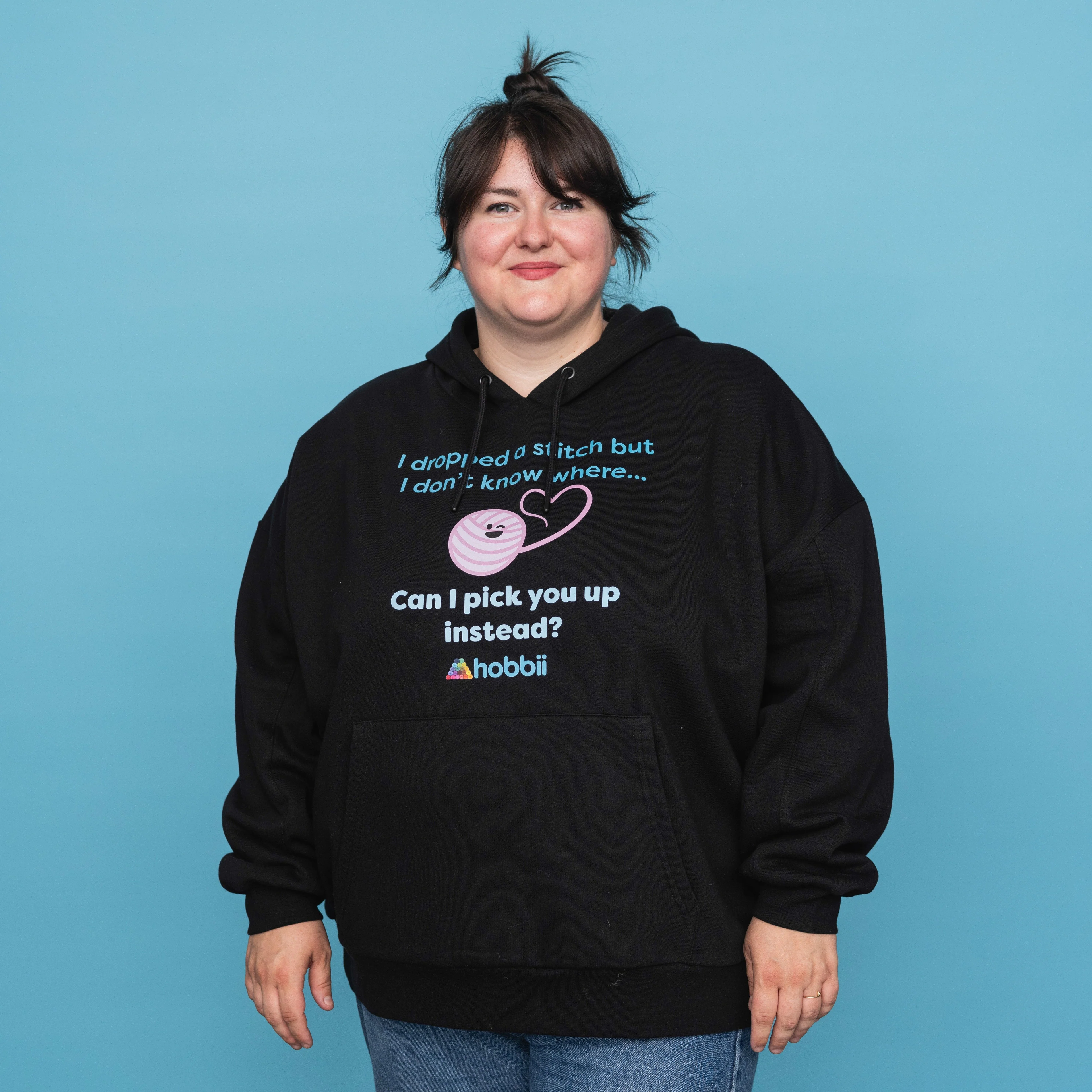 Dropped A Stitch Hoodie - Yarniis (Edycja limitowana) - Image 2